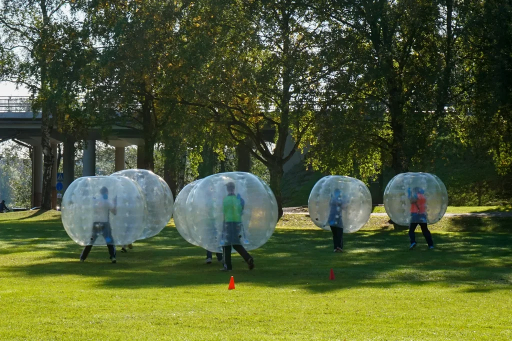 Bubble Bump. Teamspiel im Freien. Spaß für Teenager