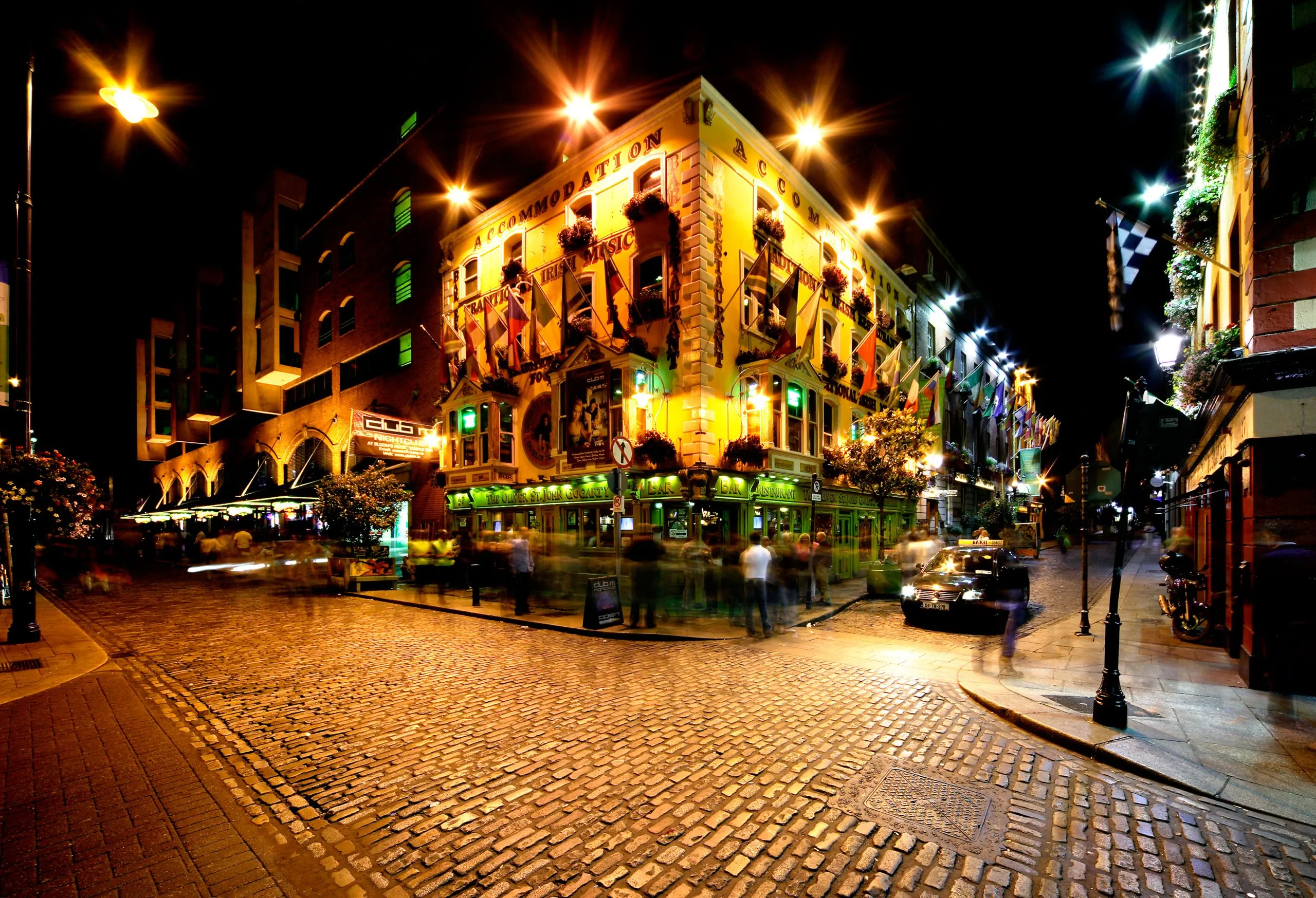 Vista nocturna de la calle Temple Bar en Dublín, Irlanda