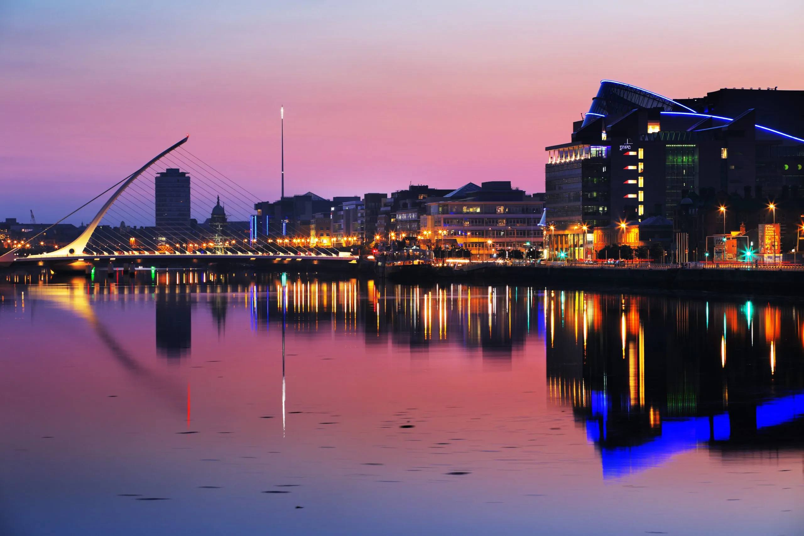 Nordufer des Flusses Liffey im Stadtzentrum von Dublin bei Nacht