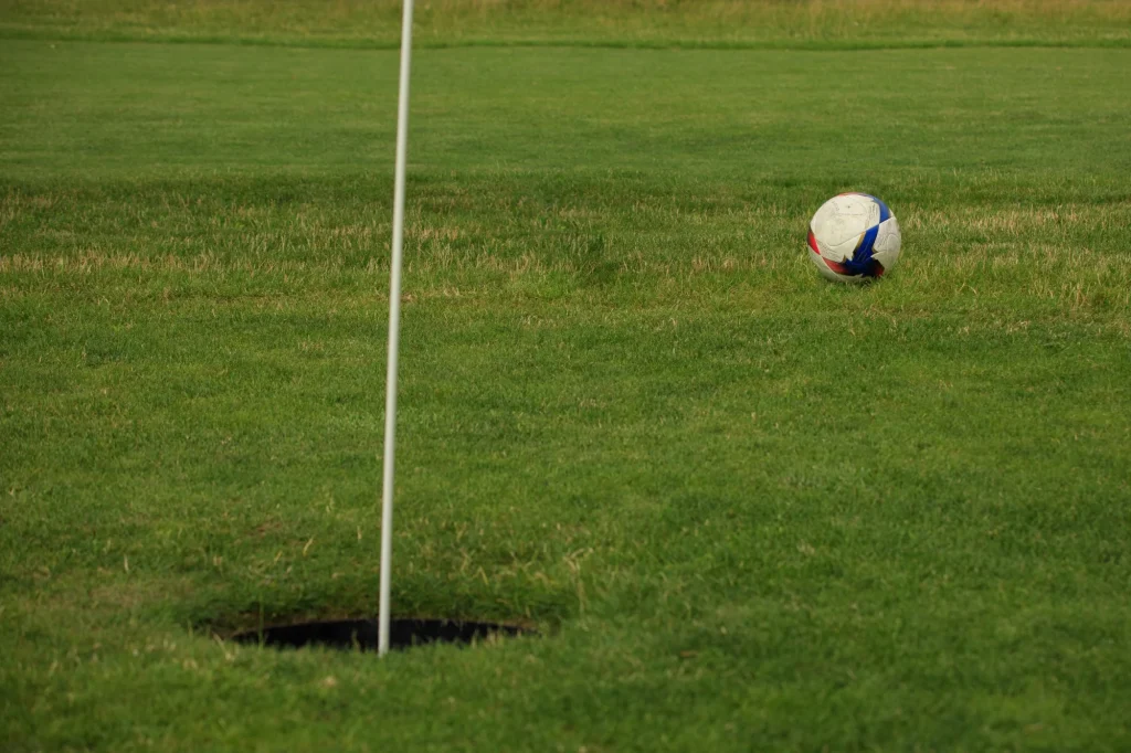 un moderno e semplice gioco di palla tra gentiluomini sul campo da golf chiamato footgolf